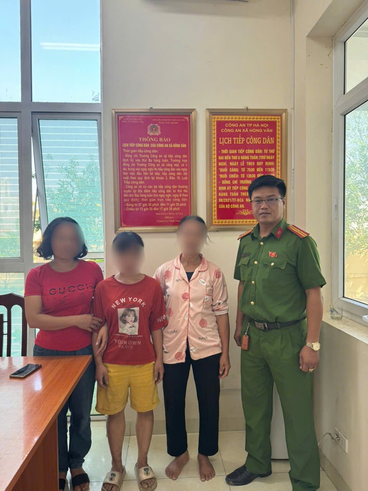 CÔNG AN XÃ HỒNG VÂN KỊP THỜI GIÚP ĐỠ, BÀN GIAO AN TOÀN NGƯỜI ĐI LẠC CHO GIA ĐÌNH- Ảnh 1.