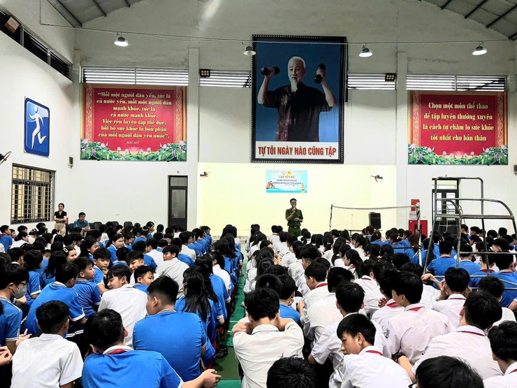 Công an xã Liên Minh tuyên truyền văn hóa giao thông học đường- Ảnh 1.