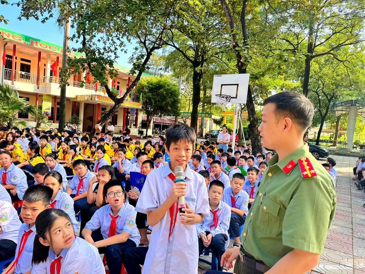 Công an xã Liên Minh tuyên truyền văn hóa giao thông học đường- Ảnh 2.