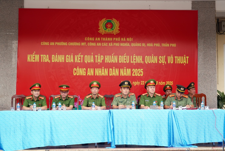 Công an thành phố Hà Nội kiểm tra, đánh giá kết quả tập huấn điều lệnh, quân sự, võ thuật tại khu vực Chương Mỹ- Ảnh 1.