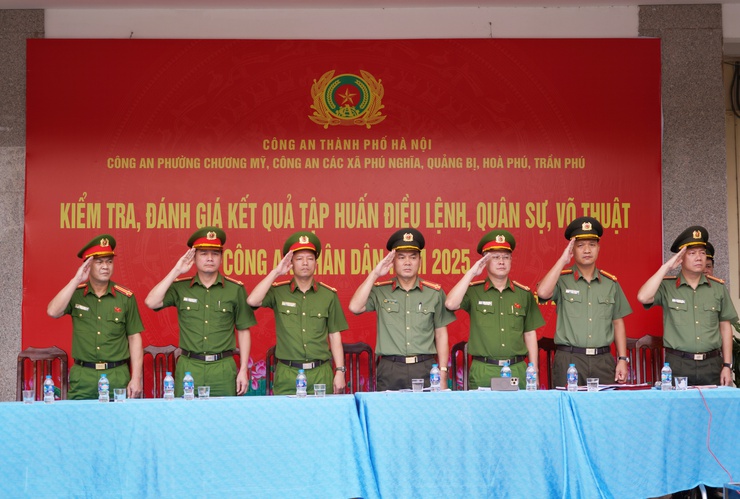 Công an thành phố Hà Nội kiểm tra, đánh giá kết quả tập huấn điều lệnh, quân sự, võ thuật tại khu vực Chương Mỹ- Ảnh 2.