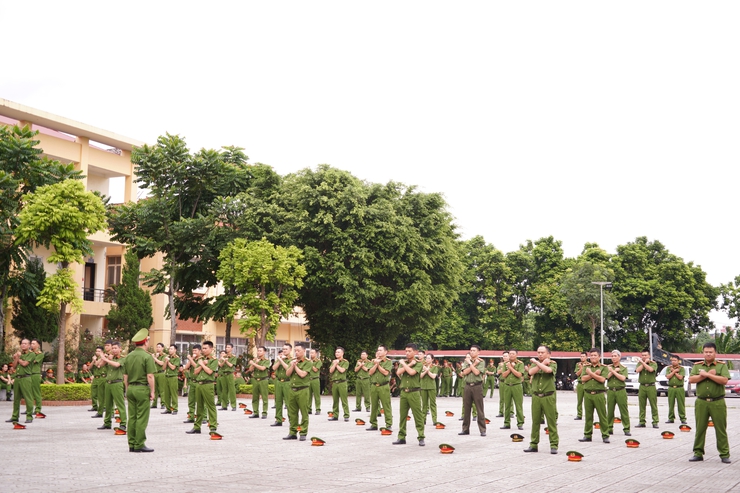 Công an thành phố Hà Nội kiểm tra, đánh giá kết quả tập huấn điều lệnh, quân sự, võ thuật tại khu vực Chương Mỹ- Ảnh 9.