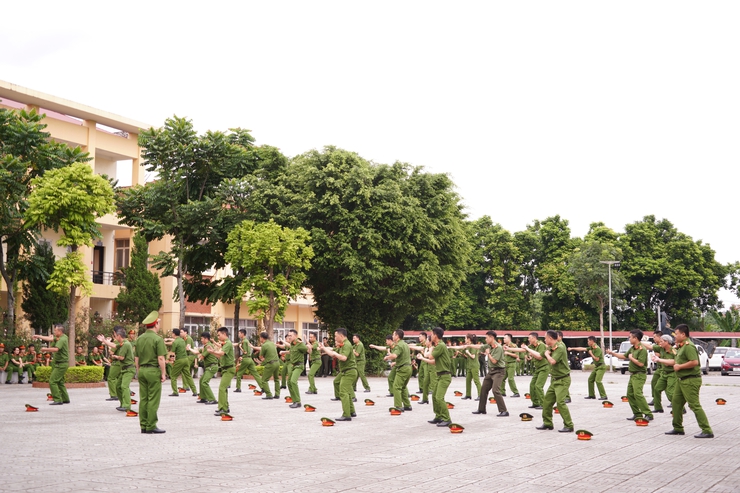 Công an thành phố Hà Nội kiểm tra, đánh giá kết quả tập huấn điều lệnh, quân sự, võ thuật tại khu vực Chương Mỹ- Ảnh 11.
