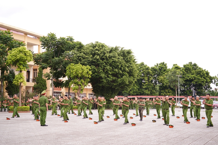 Công an thành phố Hà Nội kiểm tra, đánh giá kết quả tập huấn điều lệnh, quân sự, võ thuật tại khu vực Chương Mỹ- Ảnh 10.