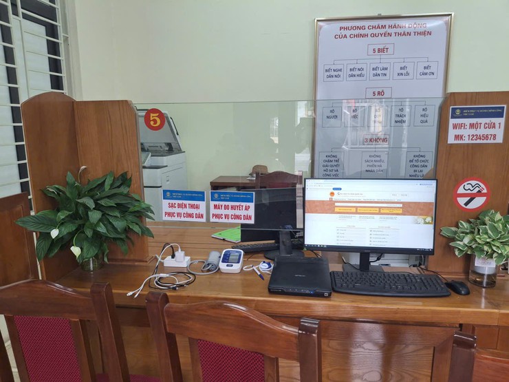 Phát huy hiệu quả hoạt động của Điểm tiếp nhận phục vụ hành chính công 
- Ảnh 2.
