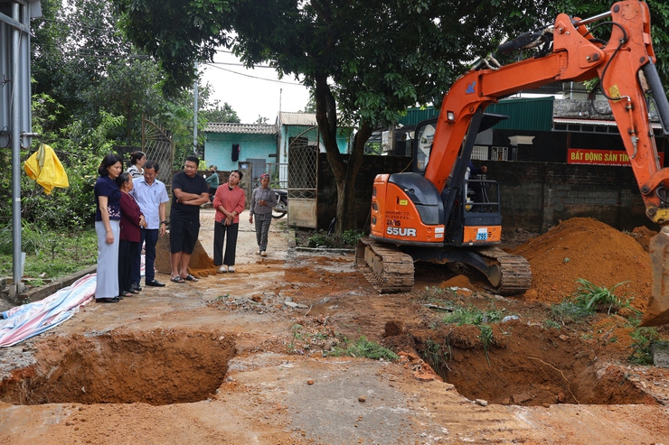 Đồng chí Phó Bí thư Thường trực Đảng ủy xã Đoài Phương kiểm tra tiến độ xây, sửa nhà "Đại đoàn kết"- Ảnh 1.