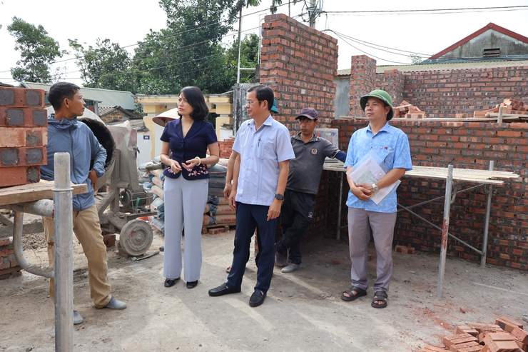 Đồng chí Phó Bí thư Thường trực Đảng ủy xã Đoài Phương kiểm tra tiến độ xây, sửa nhà "Đại đoàn kết"- Ảnh 2.