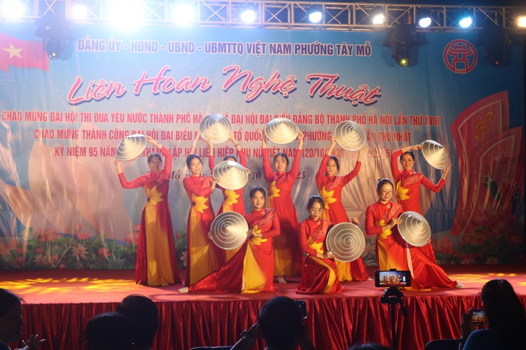 Phường Tây Mỗ tổ chức liên hoan nghệ thuật chào mừng thành công Đại hội Đảng bộ thành phố Hà Nội lần thứ XVIII- Ảnh 2.