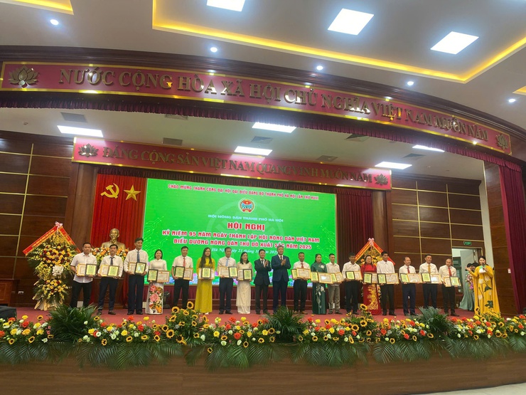 HỘI NÔNG DÂN XÃ THƯ LÂM VINH DỰ ĐÓN NHẬN NHIỀU THÀNH TÍCH TIÊU BIỂU NĂM 2025- Ảnh 5.