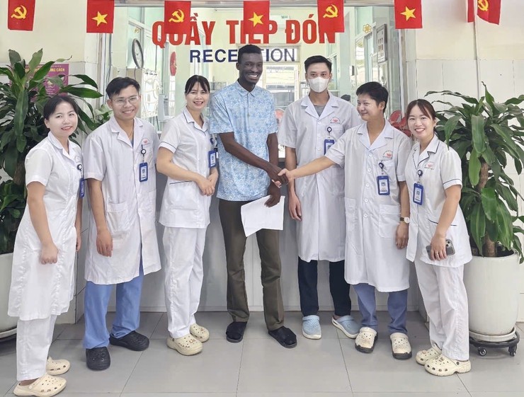 Bệnh viện đa khoa Vân Đình cấp cứu thành công bệnh nhân quốc tịch Ghana bị tràn khí màng phổi- Ảnh 1.