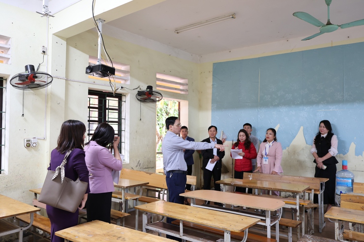 Thường trực Hội đồng nhân dân xã Phú Nghĩa tổ chức khảo sát cơ sở vật chất của một số trường học trên địa bàn xã- Ảnh 5.