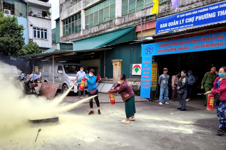 Tăng cường công tác phòng cháy, chữa cháy tại chợ Thanh Xuân Bắc- Ảnh 5.