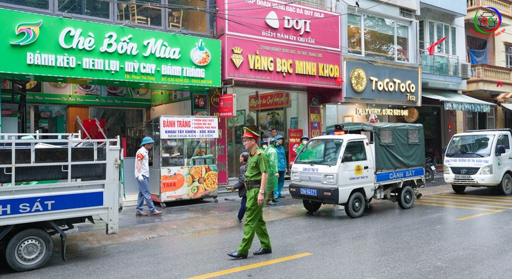Ban Chỉ đạo 197 xã Quốc Oai tiếp tục ra quân xử lý vi phạm trật tự đô thị, xây dựng và vệ sinh môi trường- Ảnh 3.