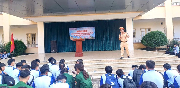 Công an Xã Yên Xuân phối hợp với Đội giao thông số 11, phòng CSGT CATP Hà Nội tuyên truyền An toàn giao thông cho Thầy, Cô giáo và Học sinh trường THPT Bắc Lương Sơn- Ảnh 1.