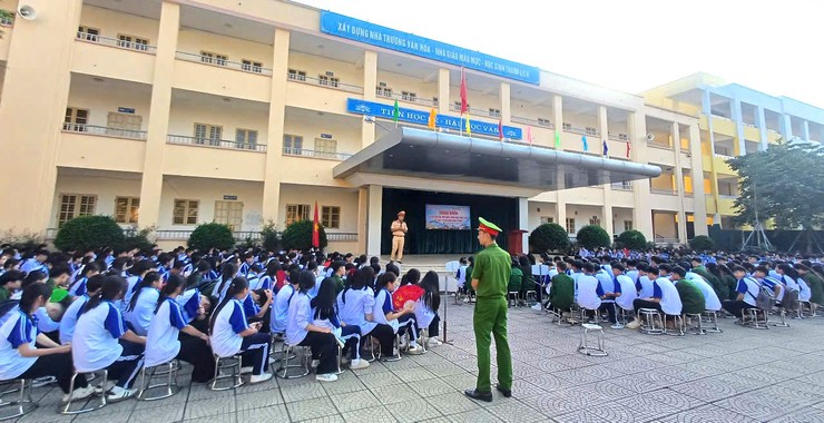 Công an Xã Yên Xuân phối hợp với Đội giao thông số 11, phòng CSGT CATP Hà Nội tuyên truyền An toàn giao thông cho Thầy, Cô giáo và Học sinh trường THPT Bắc Lương Sơn- Ảnh 2.