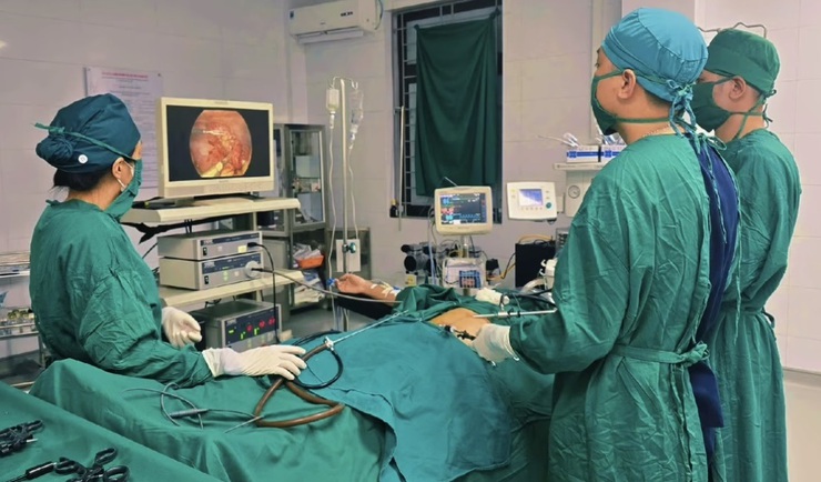 BV ĐK Mỹ Đức phẫu thuật nội soi cấp cứu ngay trong đêm cho nam bệnh nhân 17 tuổi bị áp xe ruột thừa- Ảnh 1.