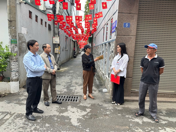 Thường trực Đảng ủy phường Bồ Đề khảo sát thực tế theo kiến nghị của các tổ dân phố tại kỳ họp giao ban quý III năm 2025- Ảnh 2.