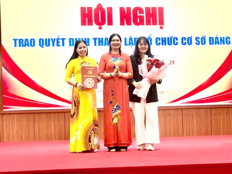 Trao các quyết định thành lập Tổ chức cơ sở Đảng- Ảnh 2.