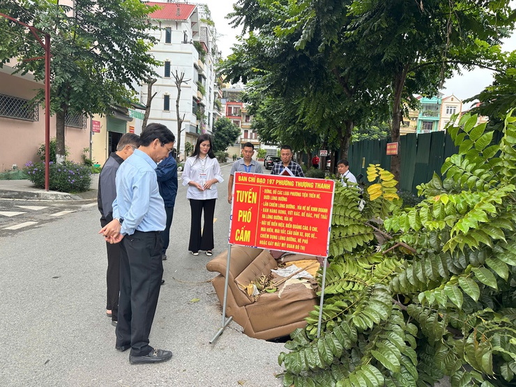 Thường trực Đảng ủy phường Bồ Đề khảo sát thực tế theo kiến nghị của các tổ dân phố tại kỳ họp giao ban quý III năm 2025- Ảnh 4.