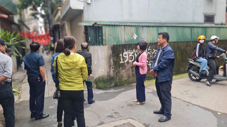 Thường trực Đảng ủy phường Bồ Đề khảo sát thực tế theo kiến nghị của các tổ dân phố tại kỳ họp giao ban quý III năm 2025- Ảnh 5.