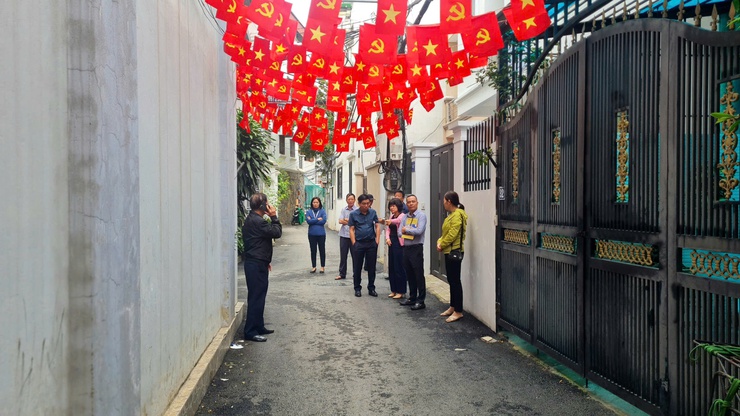 Thường trực Đảng ủy phường Bồ Đề khảo sát thực tế theo kiến nghị của các tổ dân phố tại kỳ họp giao ban quý III năm 2025- Ảnh 6.