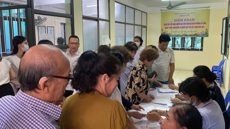 PHƯỜNG BA ĐÌNH: HƠN 400 NGƯỜI CAO TUỔI ĐƯỢC KHÁM SỨC KHOẺ TRONG THÁNG HÀNH ĐỘNG QUỐC GIA VÌ NGƯỜI CAO TUỔI- Ảnh 2.