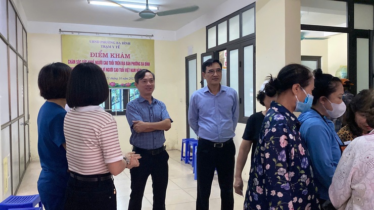 PHƯỜNG BA ĐÌNH: HƠN 400 NGƯỜI CAO TUỔI ĐƯỢC KHÁM SỨC KHOẺ TRONG THÁNG HÀNH ĐỘNG QUỐC GIA VÌ NGƯỜI CAO TUỔI- Ảnh 1.