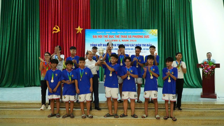 Hội nghị tổng kết và trao thưởng cho các vận động viên đạt thành tích xuất sắc tại Đại hội Thể dục Thể thao lần thứ Nhất năm 2025.- Ảnh 1.