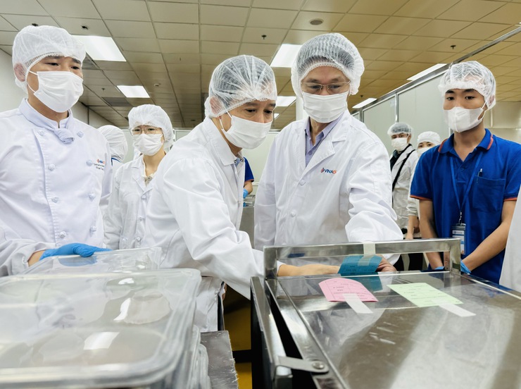 Kiểm tra đột xuất công tác thí điểm tổ chức bữa ăn bán trú cho học sinh trên địa bàn thành phố Hà Nội- Ảnh 1.