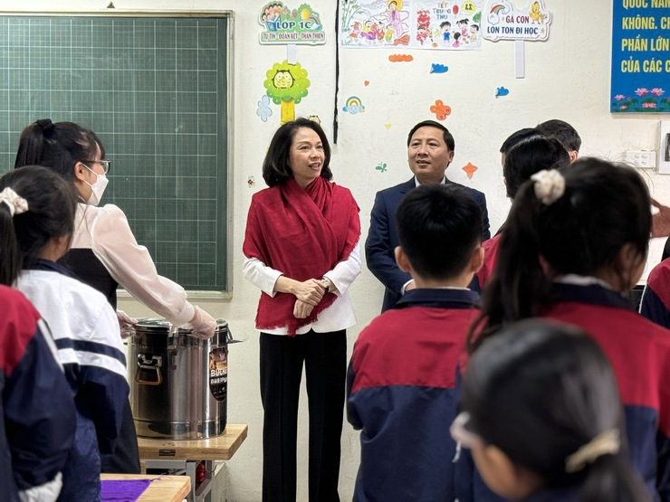 Kiểm tra đột xuất công tác thí điểm tổ chức bữa ăn bán trú cho học sinh trên địa bàn thành phố Hà Nội- Ảnh 3.