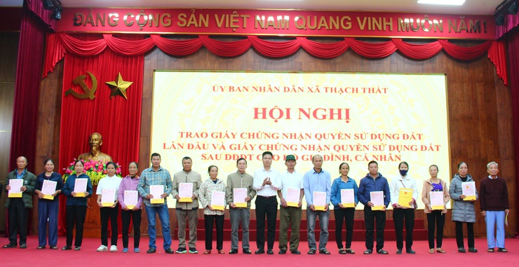 Xã Thạch Thất trao 130 Giấy chứng nhận quyền sử dụng đất cho các hộ dân trên địa bàn.- Ảnh 6.