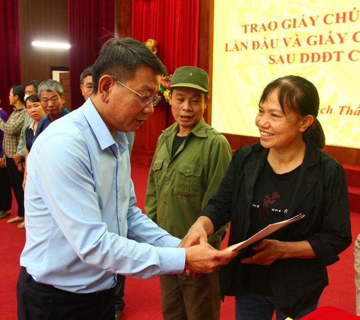 Xã Thạch Thất trao 130 Giấy chứng nhận quyền sử dụng đất cho các hộ dân trên địa bàn.- Ảnh 1.