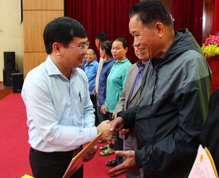 Xã Thạch Thất trao 130 Giấy chứng nhận quyền sử dụng đất cho các hộ dân trên địa bàn.- Ảnh 2.