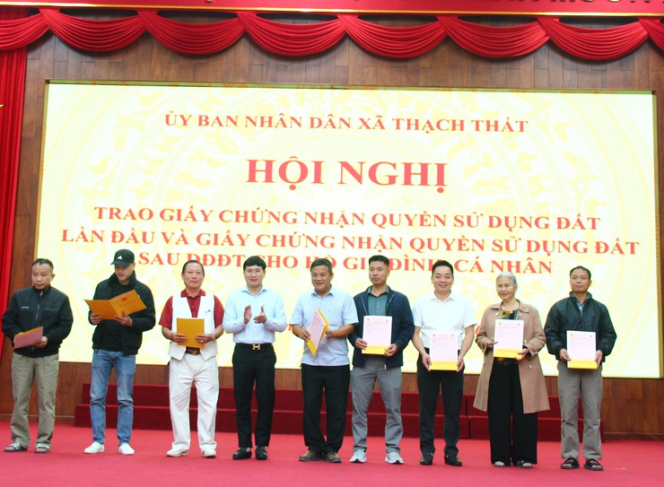 Xã Thạch Thất trao 130 Giấy chứng nhận quyền sử dụng đất cho các hộ dân trên địa bàn.- Ảnh 7.