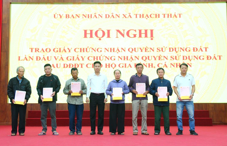 Xã Thạch Thất trao 130 Giấy chứng nhận quyền sử dụng đất cho các hộ dân trên địa bàn.- Ảnh 5.