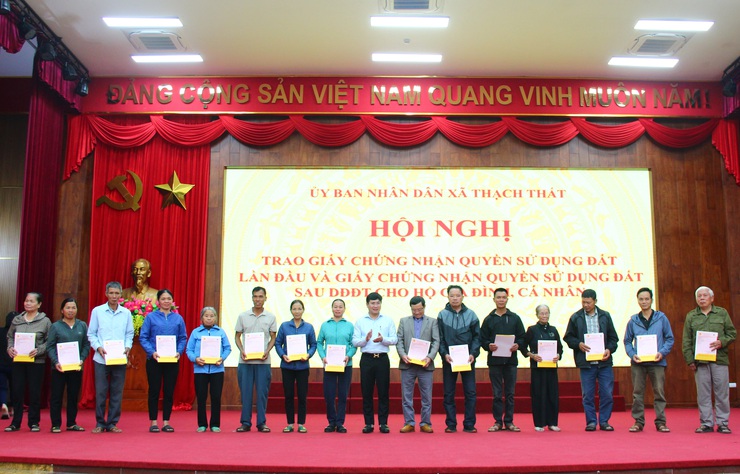 Xã Thạch Thất trao 130 Giấy chứng nhận quyền sử dụng đất cho các hộ dân trên địa bàn.- Ảnh 3.