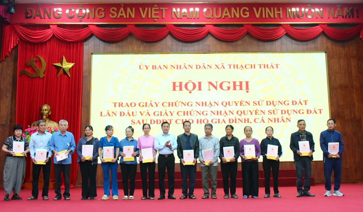Xã Thạch Thất trao 130 Giấy chứng nhận quyền sử dụng đất cho các hộ dân trên địa bàn.- Ảnh 4.