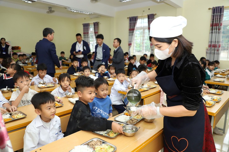HĐND xã Yên Xuân khảo sát bữa ăn bán trú cho học sinh Tiểu học trên địa bàn xã
- Ảnh 8.