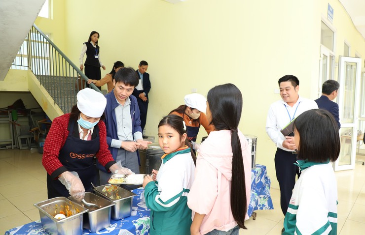 HĐND xã Yên Xuân khảo sát bữa ăn bán trú cho học sinh Tiểu học trên địa bàn xã
- Ảnh 7.