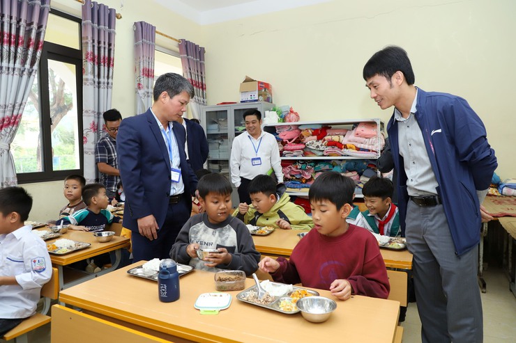 HĐND xã Yên Xuân khảo sát bữa ăn bán trú cho học sinh Tiểu học trên địa bàn xã
- Ảnh 9.