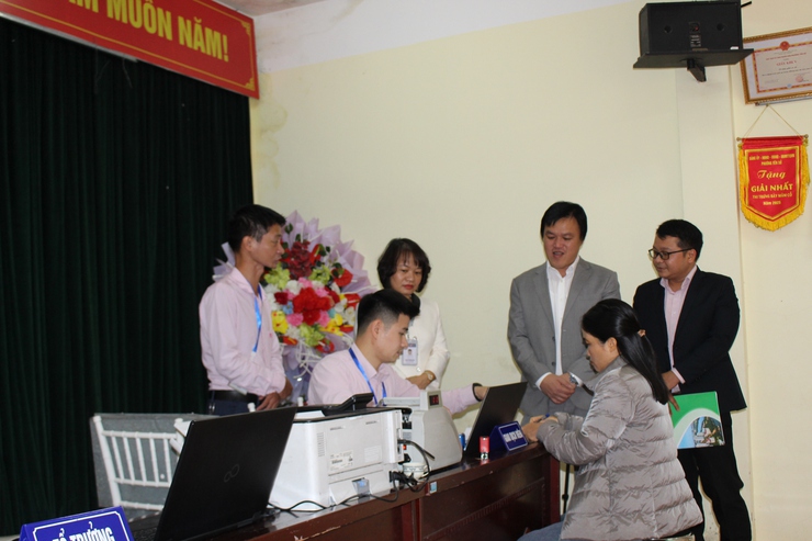 Sáng ngày 24 tháng 10 năm 2025, Phòng giao dịch Ngân hàng Chính sách xã hội Hoàng Mai, TP Hà Nội đã giải ngân món vay đầu tiên cho học sinh, sinh viên theo học ngành STEM- Ảnh 1.