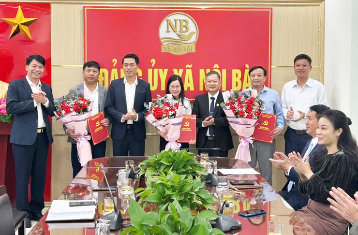 ĐẢNG ỦY - UBND XÃ NỘI BÀI TỔ CHỨC HỘI NGHỊ CÔNG BỐ VÀ TRAO CÁC QUYẾT ĐỊNH VỀ CÔNG TÁC CÁN BỘ- Ảnh 2.