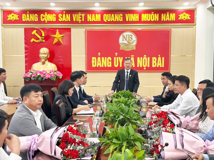 ĐẢNG ỦY - UBND XÃ NỘI BÀI TỔ CHỨC HỘI NGHỊ CÔNG BỐ VÀ TRAO CÁC QUYẾT ĐỊNH VỀ CÔNG TÁC CÁN BỘ- Ảnh 1.