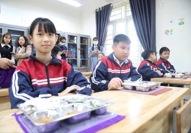 Phó Chủ tịch UBND thành phố Hà Nội Vũ Thu Hà kiểm tra đột xuất việc thí điểm tổ chức bữa ăn bán trú tại trường Tiểu học Chi Đông- Ảnh 3.