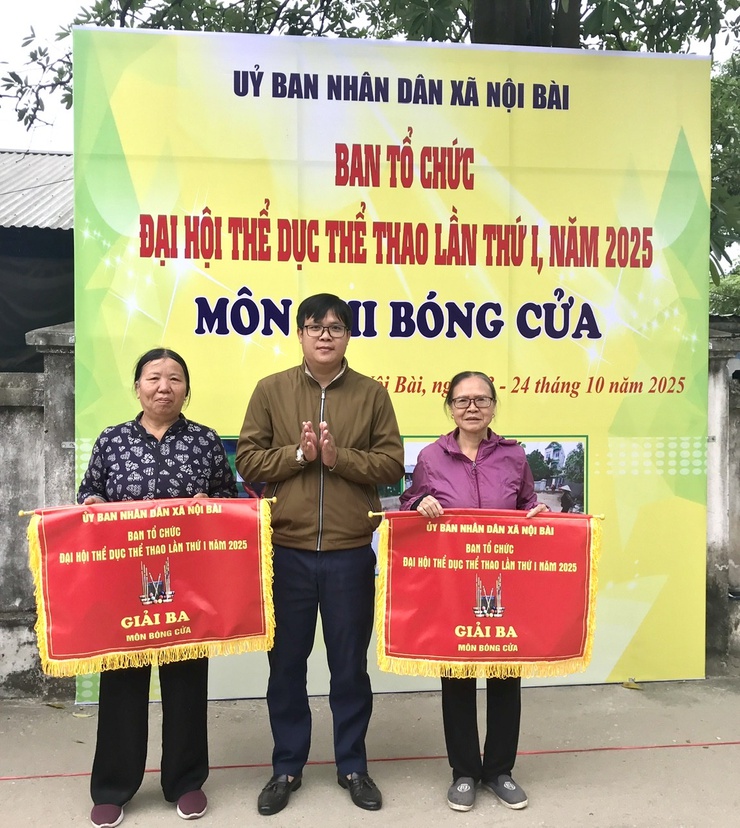 Bế mạc và trao giải môn bóng cửa nội dung thi đấu của Đại hội TDTT xã Nội Bài lần thứ 1 năm 2025- Ảnh 3.