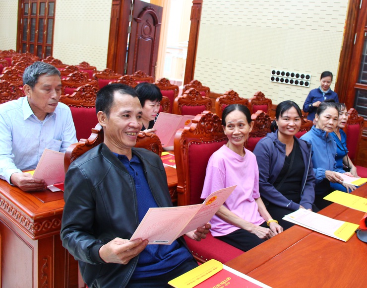 Xã Thạch Thất trao 130 Giấy chứng nhận quyền sử dụng đất cho các hộ dân trên địa bàn.- Ảnh 8.