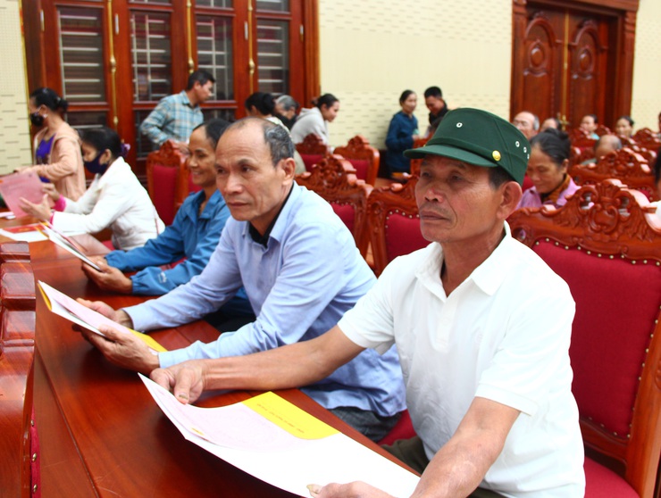 Xã Thạch Thất trao 130 Giấy chứng nhận quyền sử dụng đất cho các hộ dân trên địa bàn.- Ảnh 11.