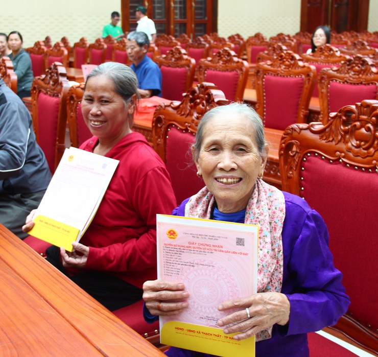 Xã Thạch Thất trao 130 Giấy chứng nhận quyền sử dụng đất cho các hộ dân trên địa bàn.- Ảnh 10.