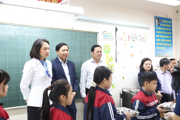 Phó Chủ tịch UBND thành phố Hà Nội Vũ Thu Hà kiểm tra đột xuất việc thí điểm tổ chức bữa ăn bán trú tại trường Tiểu học Chi Đông- Ảnh 2.