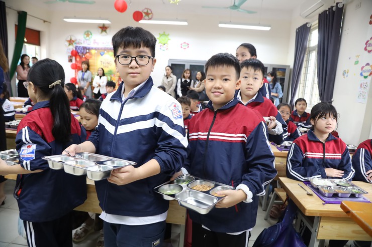Phó Chủ tịch UBND thành phố Hà Nội Vũ Thu Hà kiểm tra đột xuất việc thí điểm tổ chức bữa ăn bán trú tại trường Tiểu học Chi Đông- Ảnh 4.
